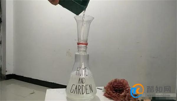 清洗纱窗我有妙招，不用拆卸不用水，一喷一抹纱窗变得干净如新