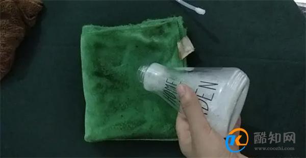清洗纱窗我有妙招，不用拆卸不用水，一喷一抹纱窗变得干净如新