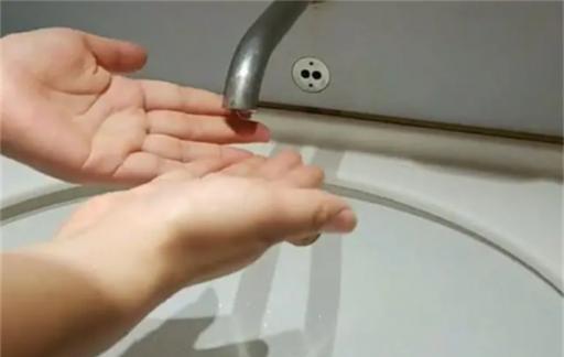 高铁洗手台水不出来怎么办 看看乘务员给出的窍门 太实用了