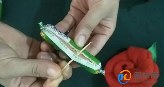 火腿肠去皮，只要一根小小的牙签，不用刀割不用牙齿咬，赶紧试试