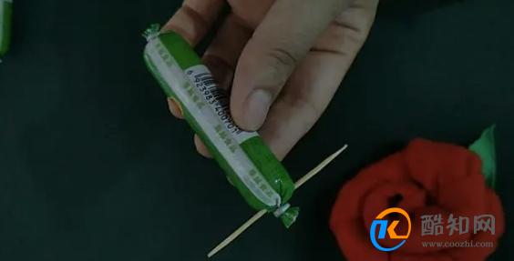 火腿肠去皮，只要一根小小的牙签，不用刀割不用牙齿咬，赶紧试试
