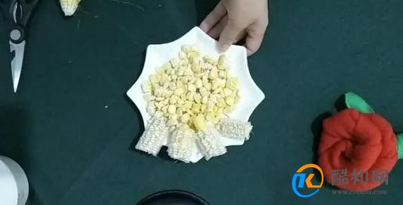 1分钟剥一大盘玉米，只要找对玉米这一个小机关，转一转玉米就散开