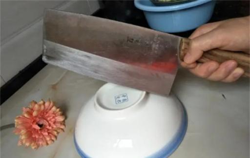 不用再花钱买磨刀石，只要用到一个碗，刀锋利如新，简单又实用