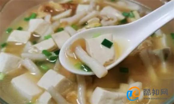 天热出汗多，试试这道白玉菇豆腐汤，味道鲜美，营养又好喝