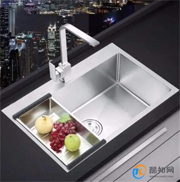 洗碗池上一定要放一个塑料瓶，作用厉害了，再也不怕下水道堵塞