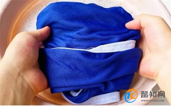 新买回来的衣服，要不要洗过再穿？布料厂员工提醒，别不当回事