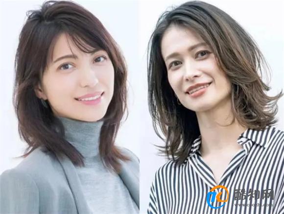 中年女性选择长裙子、宽松裤子和卷发造型，可以展现时尚感又减龄