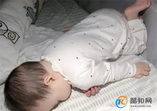 宝宝睡觉“滚来滚去”，可能是这4个原因造成的，家长要弄明白