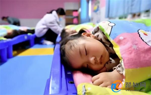 孩子准备上幼儿园，家长要提前做好5件事，助孩子开心入园适应快