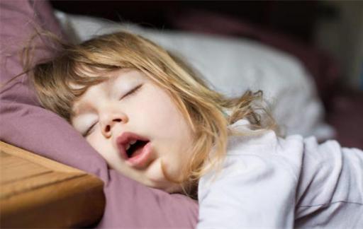婴儿睡觉打呼噜是什么原因 婴儿打呼噜是什么原因