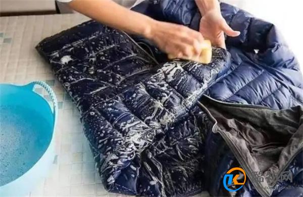 冬天穿的羽绒服要这么清洗，教你正确的做法，洗好后焕然一新