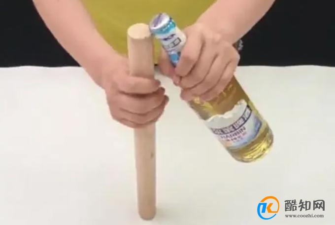 啤酒瓶盖上有个小机关，徒手就能打开，比开瓶器还快