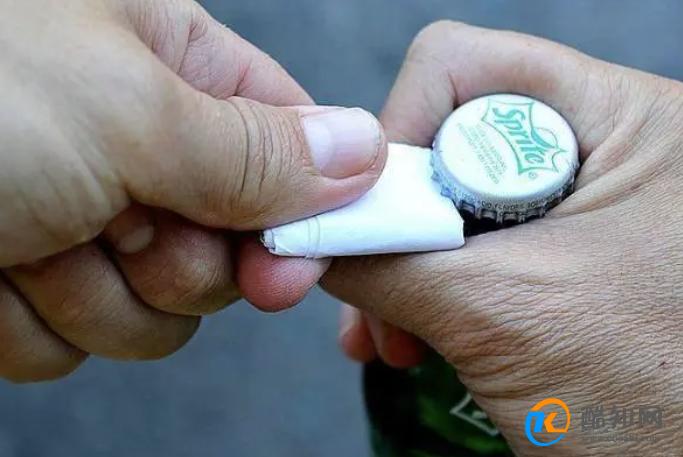 啤酒瓶盖上有个小机关，徒手就能打开，比开瓶器还快