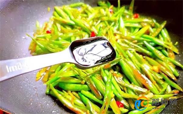 这菜钙含量是鸡肉七倍，比牛奶好吸收，老人孩子要多吃，关键便宜
