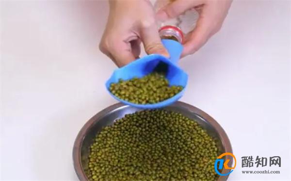 一个洗衣液瓶子简单割几刀，可以做成4个小工具，省钱又实用