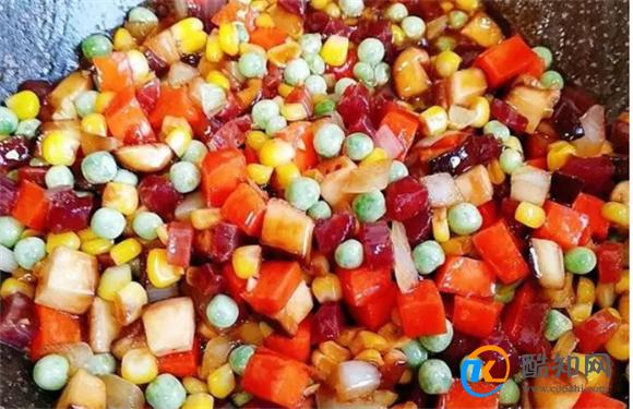 加入多种食材的蒸饭 色彩艳丽口感层次分明 营养特丰富