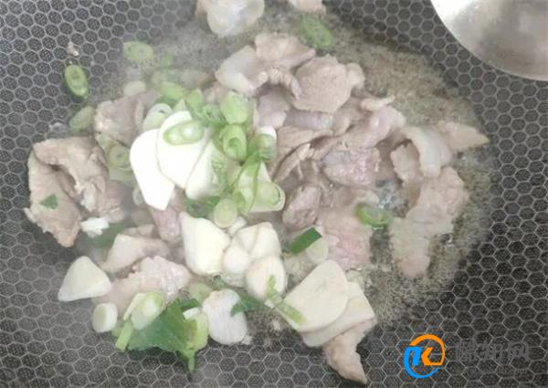 滑子蘑居然还能和肉一起炒,鲜香滑嫩口感相当不错,做法也简单