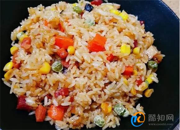 加入多种食材的蒸饭 色彩艳丽口感层次分明 营养特丰富