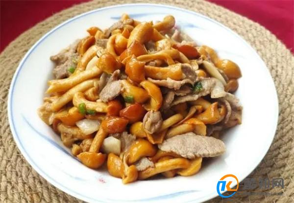 滑子蘑居然还能和肉一起炒,鲜香滑嫩口感相当不错,做法也简单