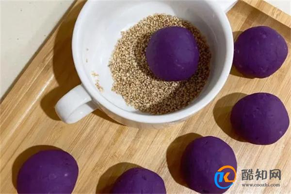 紫薯配芝麻做出来软糯香甜的紫薯芝麻饼 老少皆宜简单易做