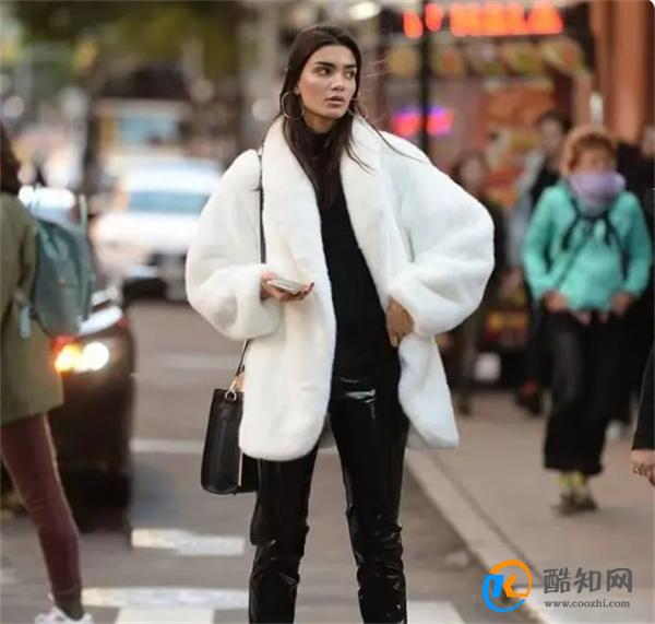 别总穿同色系了 试试更高级时髦的色彩搭配 大龄女性很适合