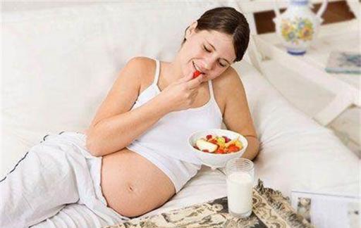 孕妇孕期吃水果上瘾孩子出生后医生说：第一次见这么大的孩子