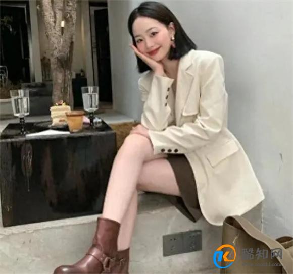 今秋这双“奶奶靴”盛行！舒适百搭不累脚，搭裤子、裙子都好看