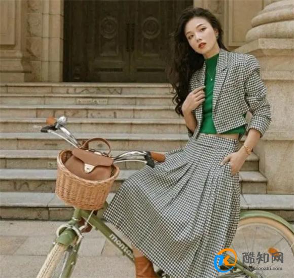 上海女生是真会穿 一入秋就玩转“长裤、长裙” 还个个时髦高级