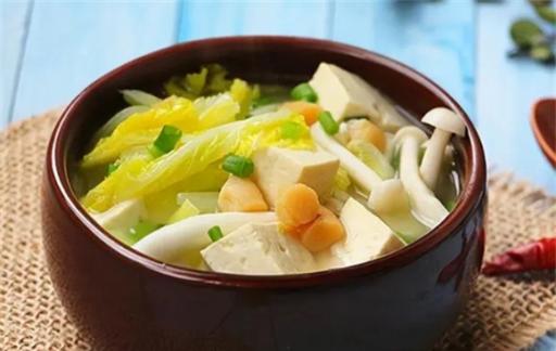 秋季多给家人做这个白菜豆腐汤，汤鲜味美，营养又好喝