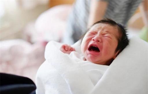 宝宝偷偷哭怎么回事 宝宝时不时的哭是什么原因