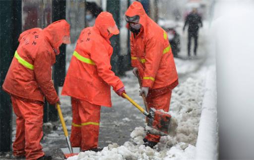 3万人连夜除雪 雨雪天气会带来怎样的安全问题