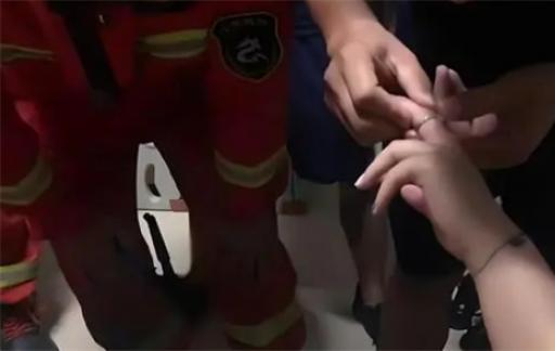 消防员偷戴女友戒指被卡 戒指卡手指会对身体造成危害吗