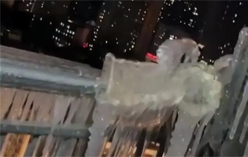 武汉一居民家阳台成冰雪世界 冻雨天气有什么危害
