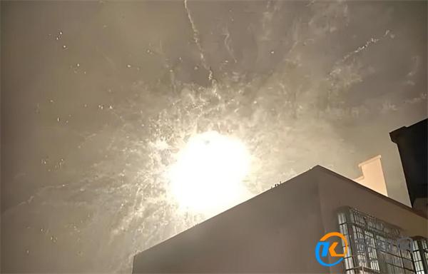 广州天空数次闪现巨大火光 雷暴极端天气避险方法