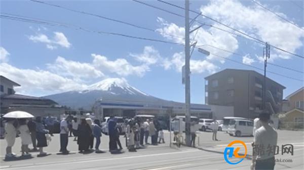 日本一小镇拉黑布遮挡富士山远景 阻止游客打卡拍照