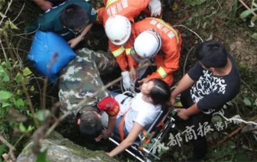 一女子从山崖跌落 救援人员登山半小时后获救