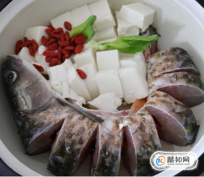 01需要的食材:光鱼适量,豆腐适量,豆芽,葱,蒜,醋,盐,五香粉,白胡椒粉