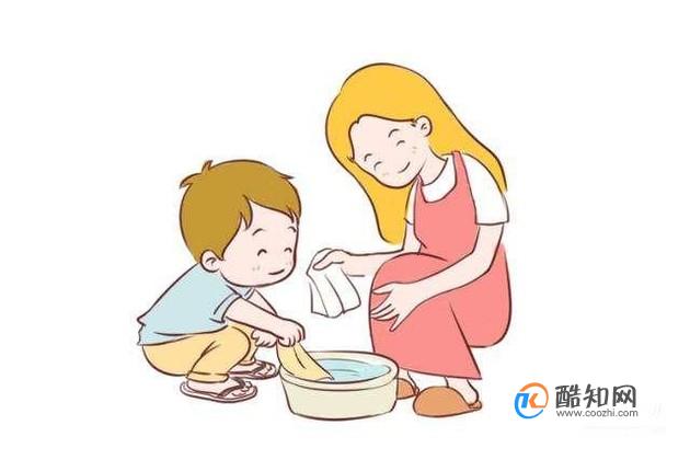 让孩子学习做一些力所能及的家务活,比如让孩子学习洗袜子,收拾碗筷