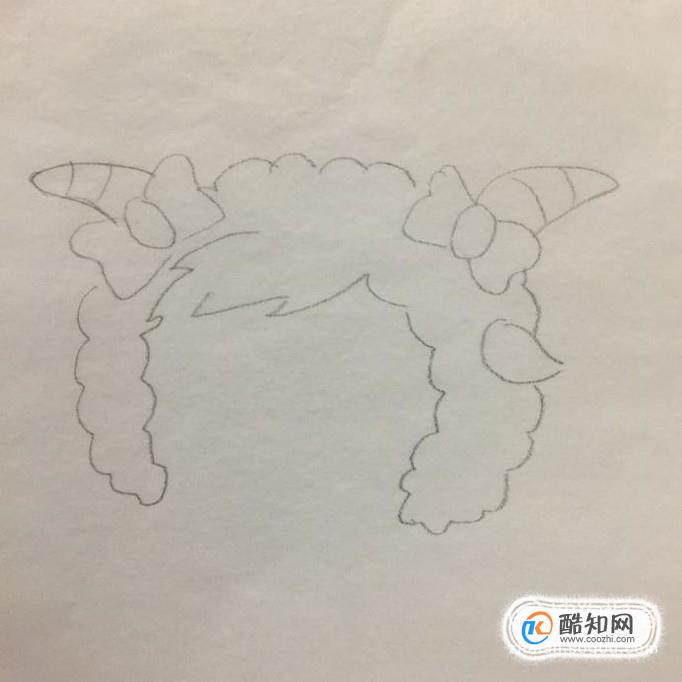 01首先画出美羊羊的头发和羊角,如下图所示