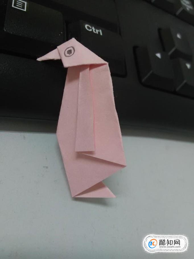 今天教大家用纸折一只企鹅,下面就准备好正方形纸,和我一起折企鹅.