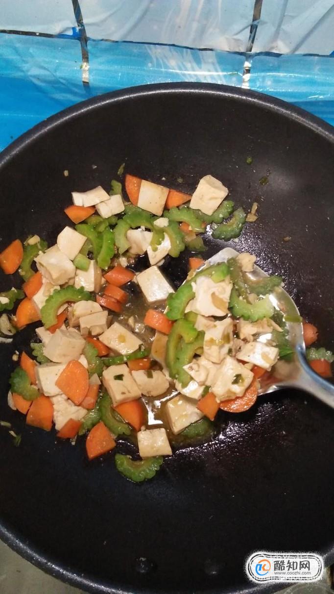 怎样做美味的苦瓜胡萝卜炒豆腐?