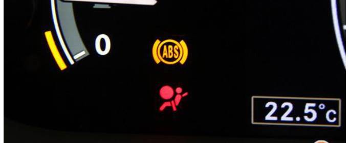 安全气囊指示灯是显示安全气囊的工作状态,通常在汽车发动时自检,指示