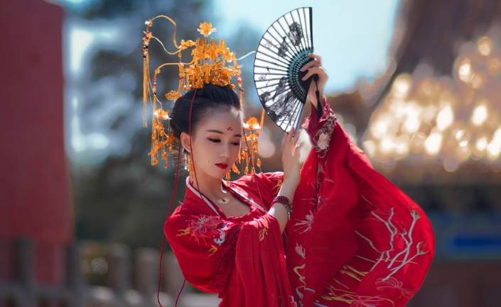 中国古代女子不一定是结婚后才盘发的,古代女子到15岁时,要举行笄礼